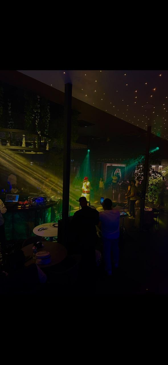Iluminación y sonido durante un evento en Brickell Rooftop