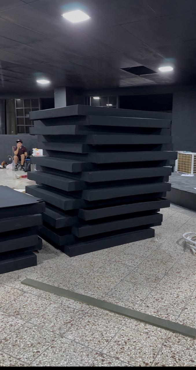 Paneles acústicos fabricados a la medida antes de su instalación