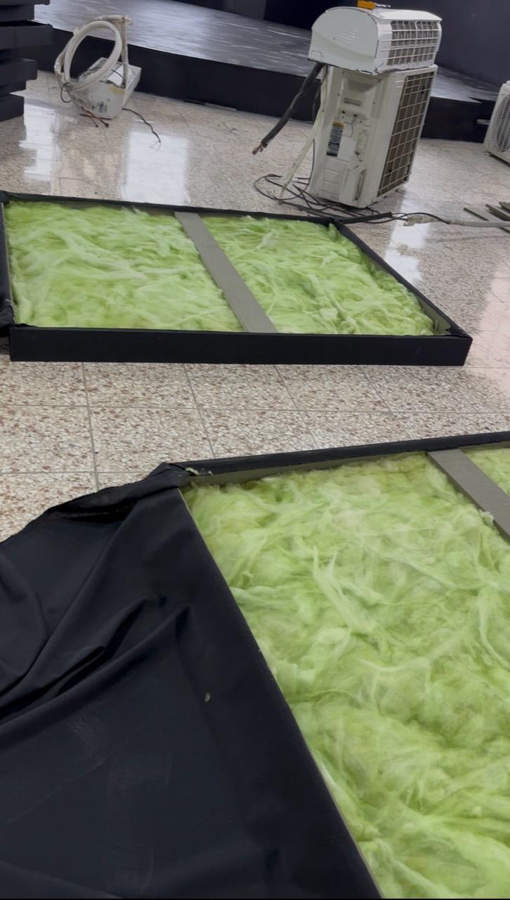 Interior de un panel acústico durante su fabricación a la medida