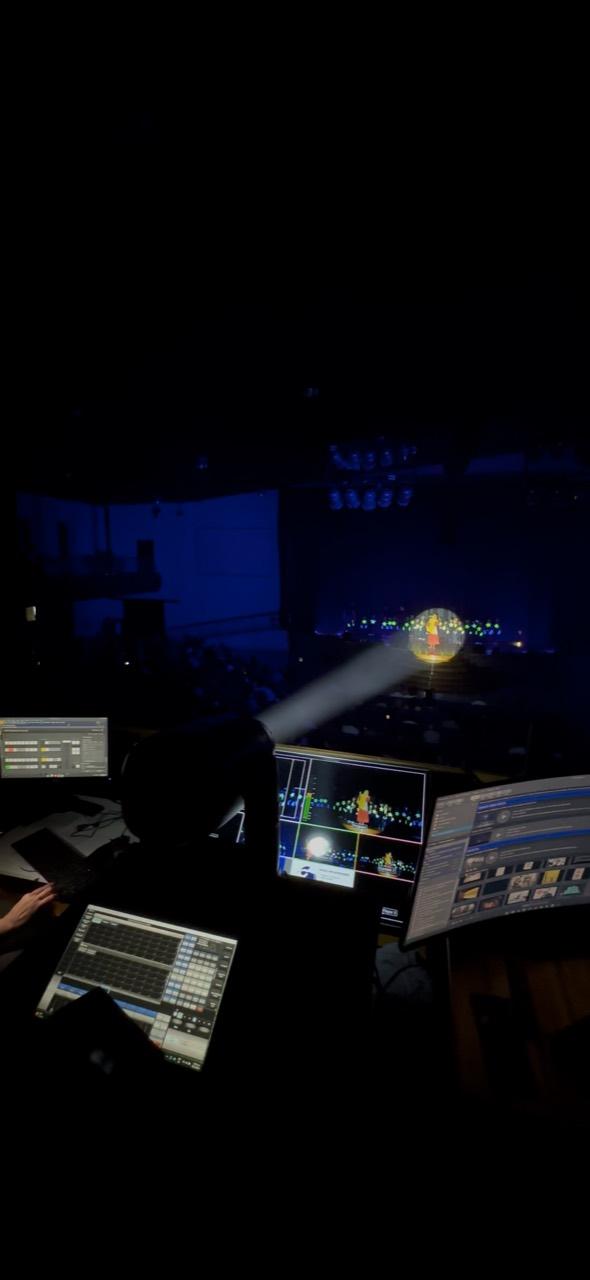 Operación de iluminación desde el área de control de la iglesia